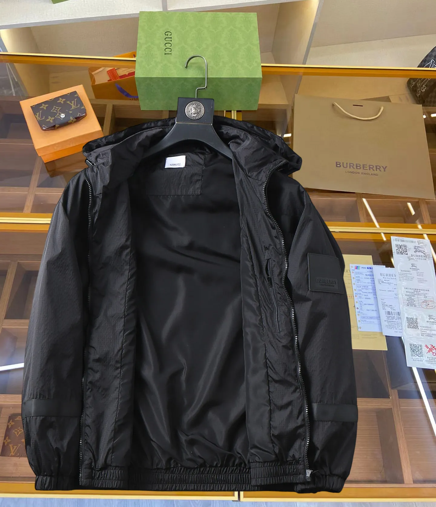 Burberry's 2026 early autumn counter New Arrival casual fashion jacket has an ultra-avant-garde design style, is delicate and comfortable, and is very lightweight and not easy to wrinkle. Multiple craftsmanship. The overall design is quite visual. The upper body is casual and stylish, with a certain degree of stiffness. It is definitely recommended for the temperament that is at the forefront of fashion. It is a must-have for urban leisure. Size M-XXXL